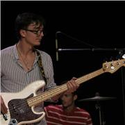 Hello ! Je suis un prof à domicile qui enseigne la guitare par une approche plus pratique et moins théorique !